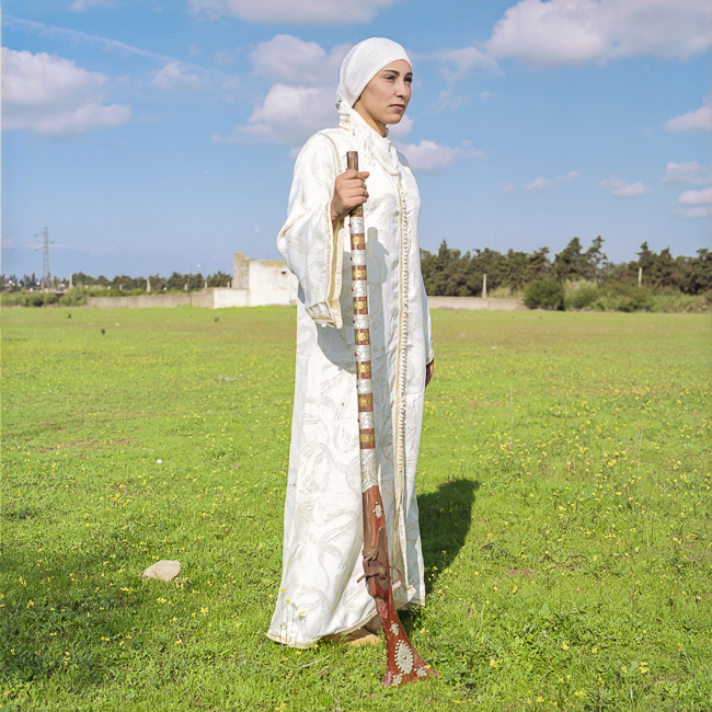 Siham, âgée de 18 ans est membre de la troupe féminine Farisat Al Hawziya. Siham (18) is a member of the female troop Farisat El Hawzia