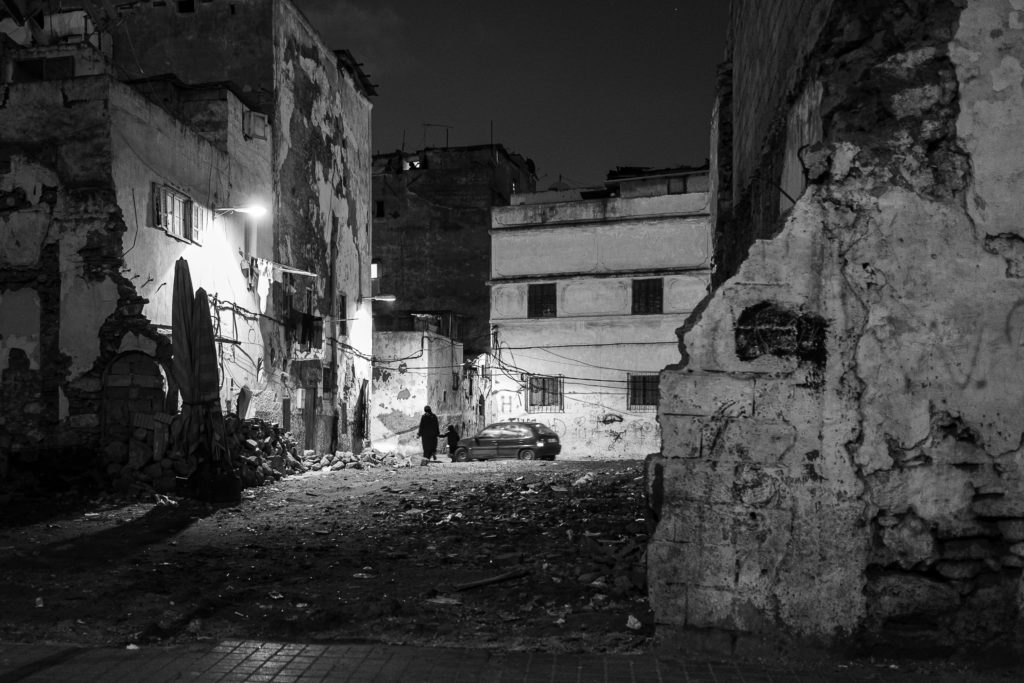 Scène de nuit dans l'ancienne médina de Casablanca.