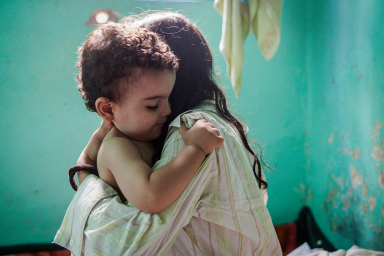 Juillet 2013 / F. is the youngest and most precarious of the three single mothers.
United by a customary marriage without official act, her “husband” sends
her back towards the parental home when he learns her pregnancy and refuses to recognize the child.
Swamped with prejudices and with accusations of adultery, she flees her home town
and finds refuge in an association in Casablanca, which manages after 2 years
of negotiations to convince the father to recognize the child…
The path does not stop there, and today, F. still lives alone with her child
in a room in a poor area.