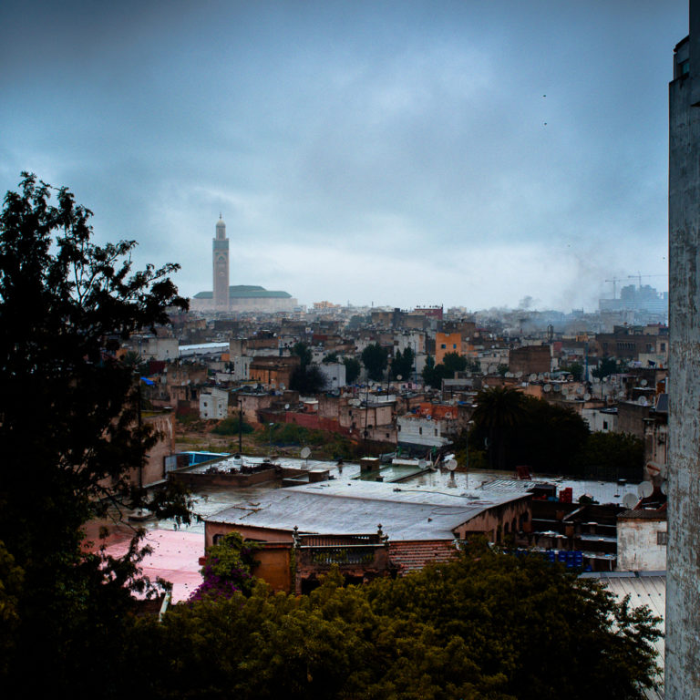 Zarablanca est un voyage photographique intime à travers Casablanca, entre scènes de rue, fragments de mémoire, distance et sentiment d'appartenance.