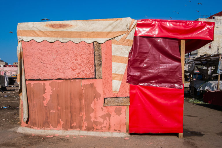 Une petite construction rose et rouge recouverte